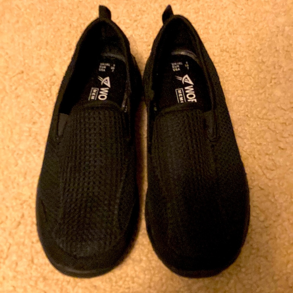 Extremely comfortable black workout shoes. Size 7